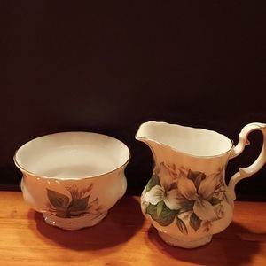 Vintage sugar/creamer set